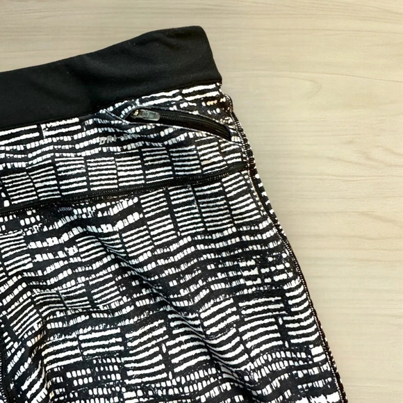 Nike Dri-Fit Women‎ Legging Black White Geometric Elastic Waist crop size large - Picture 7 of 8